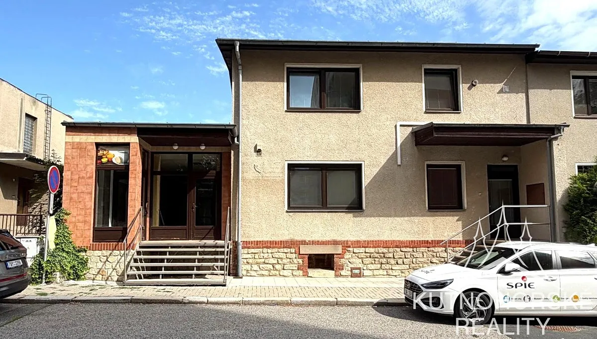 Pronájem výrobní haly, prostoru 262 m²